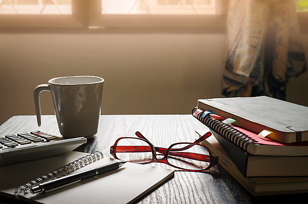 포토 JPG 해외이미지 직업 학생 라이프스타일 교육 안경 백그라운드 비즈니스 아침 추상 휴식 노동자 아이디어 직장 사람없음 책 스터디 사무실 평화 우주 쪽지 공책 장비 계산기 도구 업무 잡지 책상 문서 주말 안심 단절 프리랜서 해외202004 해외포토 주간 잡화 가구 컨셉 무늬 회사 문구용품 육류 생활 간행물 학습 작업 파일형식
