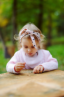 포토 JPG 해외이미지 백인 공원 행복 어린이 잎 자연 건강 한명 미소 사람 야외 빨간색 여름 노란색 유행 기쁨 흰색 아기 숲 작음 긍정 해외202004 해외포토 서양인 식물 1 계절 공공시설 감정 컬러 컨셉 표정 크기 생태계 파일형식