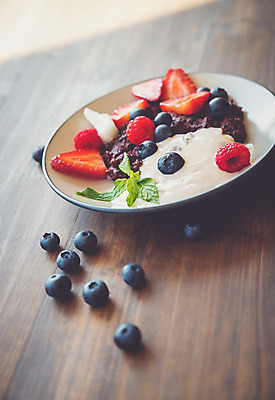 포토 JPG 해외이미지 접시 딸기 사람없음 달콤 블루베리 산딸기 요거트 뮤즐리 해외202004 해외포토 식기 과일 유제품 맛 파일형식