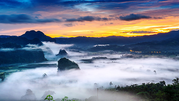 포토 JPG 해외이미지 나무 구름 계절 공원 아시아 여행 백그라운드 태국 자연 하늘 아침 휴가 산 주택 풍경 사람없음 야외 초록색 파란색 빛 컬러풀 태양 일출 환경 계곡 일몰 안개 광선 신선 숲 언덕 내추럴 깊이 전국 해외202004 해외포토 주간 자연요소 식물 공공시설 나라 컬러 날씨 건물 노을 생태계 파일형식