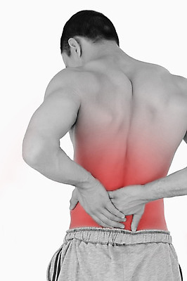 포토 JPG 해외이미지 남자 백그라운드 신체 한명 20대 빨간색 고통 질병 척추 몸통 요통 해외202004 해외포토 1 감정 컬러 의학 뼈 사람 청년 신체부위 허리통증 파일형식