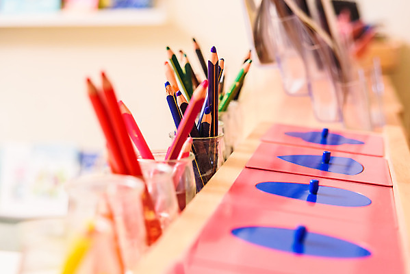 포토 JPG 해외이미지 백그라운드 탁자 문구용품 색연필 사람없음 목재 빨간색 초록색 파란색 세트 컬러풀 책상 오브젝트 카피스페이스 해외202004 해외포토 나무 컬러 가구 재료 학용품 공백 파일형식