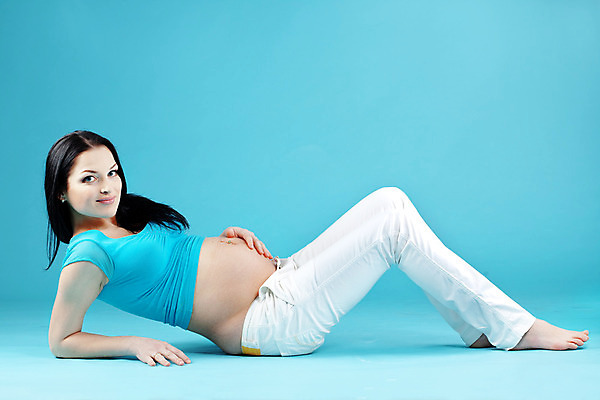 포토 JPG 해외이미지 웰빙 여자 포즈 엄마 건강 한명 사람 성인 파란색 임산부 임신 육아 출산 기다림 날씬함 태교 돌봄 복부 의료성형뷰티 해외202004 해외포토 1 컬러 가족 모션 신체부위 몸매 파일형식