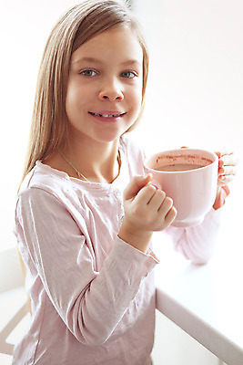 포토 JPG 해외이미지 라이프스타일 커피 어린이 분홍색 겨울 주택 따뜻함 한명 컵 머그컵 마시기 잡기 뜨거움 달콤 부드러움 코코아 파스텔톤 해외202004 해외포토 1 식기 계절 음료 컬러 모션 사람 건물 생활 감각 맛 파일형식