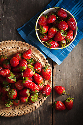 포토 JPG 해외이미지 디자인 열매 음식 백그라운드 과일 재료 탁자 딸기 아침 건강 요리 사람없음 목재 빨간색 농작물 농장 수확 시골 신선 달콤 맛 상쾌 유기농 복고 날것 내추럴 건포도 마멀레이드 숙성 입가심 짠맛 채식주의자 스타일 세련 맛있는 해외202004 해외포토 주간 나무 식물 웰빙 감정 컬러 가구 컨셉 농업 포도 잼 채식 건과일 파일형식