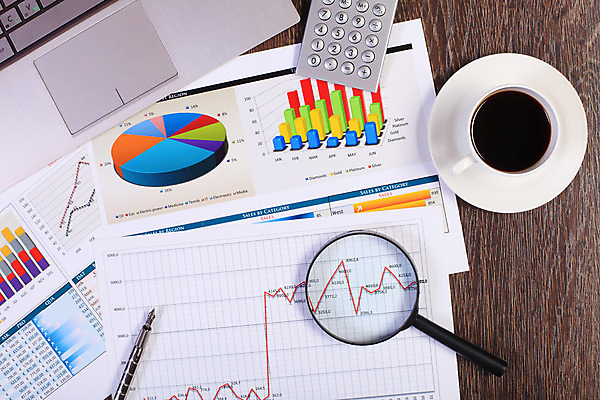 포토 JPG 해외이미지 종이 컨셉 회사 비즈니스 통계 탁자 그래프 직장 사람없음 사무실 펜 볼펜 자료 계산기 정보 키보드 업무 계획 오브젝트 보고서 문서 해외202004 해외포토 가구 문구용품 필기구 장비 작업 파일형식