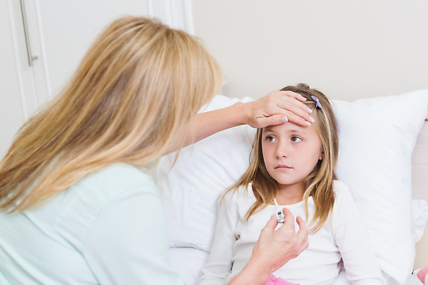 포토 JPG 해외이미지 백인 라이프스타일 응시 여자 딸 어린이 중년 50대 가정 엄마 실내 건강 사랑 상반신 두명 앞모습 뒷모습 부모 눕기 열 질병 온도계 간호 돌봄 인플루엔자 의료성형뷰티 여자만 해외202004 해외포토 서양인 시선 감정 뷰포인트 의학 가족 모션 사람 성인 내부 생활 바이러스 파일형식