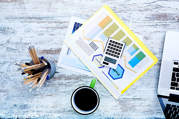 포토 JPG 해외이미지 종이 컨셉 비즈니스 통계 탁자 그래프 직장 사람없음 노트북 컴퓨터 사무실 연필 펜 자료 계산기 정보 업무 분석 보고서 문서 파일 해외202004 해외포토 가구 회사 문구용품 학용품 전자제품 필기구 장비 작업 파일형식