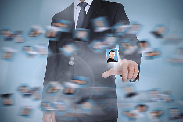 포토 JPG 해외이미지 백인 남자 중년 50대 비즈니스 서기 상반신 20대 성인 두명 앞모습 잡기 직장인 비즈니스맨 선택 직원 채용 터치스크린 후보 성인남자만 해외202004 해외포토 서양인 직업 뷰포인트 컨셉 모션 사람 청년 남자만 성인만 파일형식