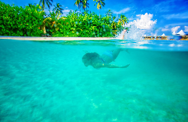 포토 JPG 해외이미지 백인 여자 행복 바다 섬 여행 자연 휴가 휴식 한명 사람 성인 야외 물 파란색 수중 수영 만 투명 아래 휴양지 다이빙 수영선수 석호 몰디브 이국적 터키석 해외202004 해외포토 자연요소 서양인 1 감정 아시아 컬러 컨셉 운동선수 장소 수상스포츠 보석 방향 생태계 위치 수중스포츠 파일형식