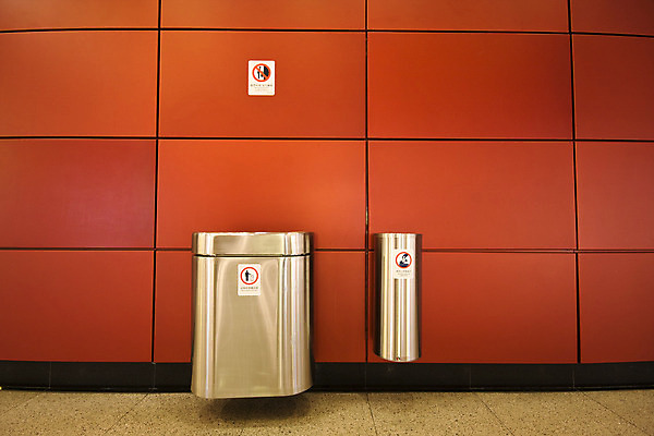 포토 JPG 해외이미지 종이 백그라운드 컨셉 비즈니스 사람없음 건물 빨간색 사무실 바구니 침묵 재활용 쓰레기통 던지기 캔 쓰레기 폐기물 컨테이너 오브젝트 지역 일반 낭비 고립 구김 처리 해외202004 해외포토 건축물 산업 컬러 모션 소리 친환경 파일형식