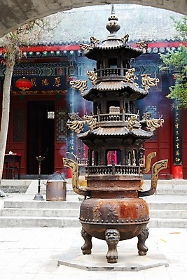 포토 JPG 해외이미지 전통 아시아 종교 문화 여행 불교 지붕 불 동양인 사람없음 야외 장식 컵 중국 궁전 기도 용 사찰 화려 막대기 영혼 연기 냄비 향수 향기 동쪽 연소 옛날 제단 해외202004 해외포토 자연요소 식기 나라 컨셉 고건축 종교건축 인종 화장품 솥 방향 냄새 파일형식