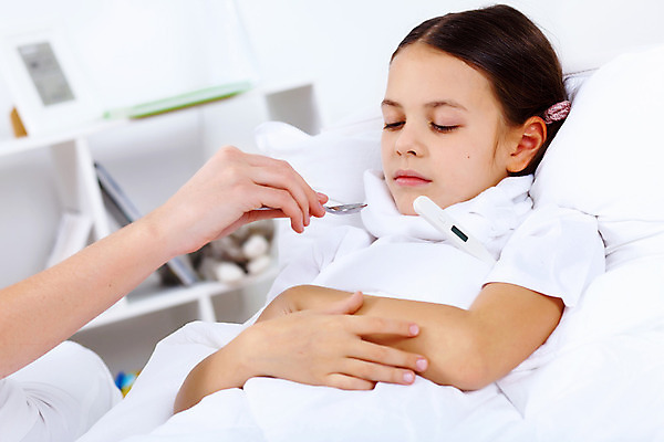 포토 JPG 해외이미지 백인 손 여자 딸 어린이 엄마 휴식 실내 건강 한명 사람 상반신 옆모습 신체부위 눕기 약 침실 환자 열 질병 간호 돌봄 인플루엔자 의료성형뷰티 해외202004 해외포토 서양인 1 뷰포인트 컨셉 의학 가족 모션 내부 바이러스 파일형식