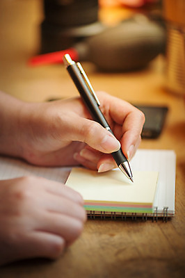 포토 JPG 해외이미지 손 디자인 여자 종이 백그라운드 아이디어 신체부위 빨간색 펜 다이어리 공책 공백 카페 작업 복고 페이지 해외202004 해외포토 컬러 컨셉 문구용품 사람 필기구 상점 사무용품 파일형식