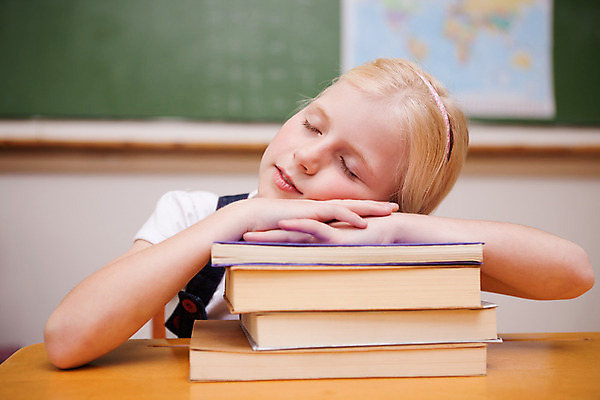 포토 JPG 해외이미지 백인 학생 라이프스타일 여학생 여자 교육 어린이 교실 학교 실내 한명 앉기 책 학습 기댐 칠판 책상 교과서 소녀한명만 해외202004 해외포토 서양인 1 가구 모션 교재 사람 내부 생활 여자한명만 소녀만 파일형식