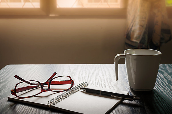 포토 JPG 해외이미지 직업 학생 라이프스타일 교육 안경 커피 백그라운드 비즈니스 아침 추상 휴식 노동자 아이디어 직장 사람없음 책 컵 스터디 사무실 평화 우주 쪽지 공책 도구 업무 잡지 작가 책상 문서 주말 단절 프리랜서 해외202004 해외포토 주간 식기 잡화 음료 가구 컨셉 무늬 회사 문구용품 생활 간행물 학습 작업 파일형식