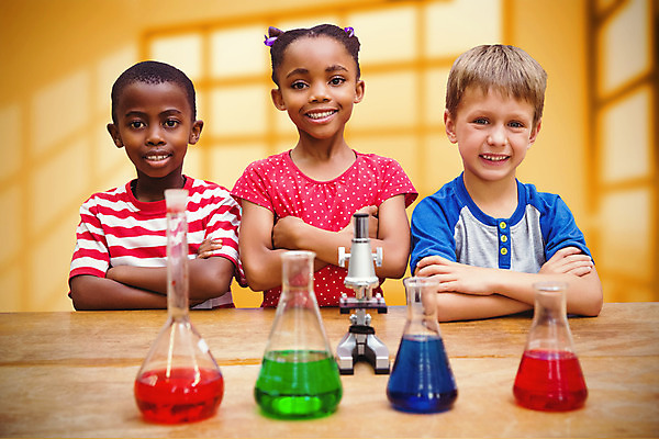 포토 JPG 해외이미지 백인 학생 여자 교육 남자 행복 어린이 과학 창문 교실 학교 초등학교 현미경 실험 미소 소년 여러명 건물 컴퓨터그래픽 빨간색 초록색 파란색 빛 학습 도시풍경 팔짱 디지털 검은색 방 장비 도시 액체 책상 플라스크 신학기 비커 개발 초보 화학물질 화학약품 화학자 해외202004 해외포토 서양인 건축물 감정 컬러 가구 다수 모션 표정 실험기구 사람 풍경 그래픽 화학 과학자 물질 파일형식