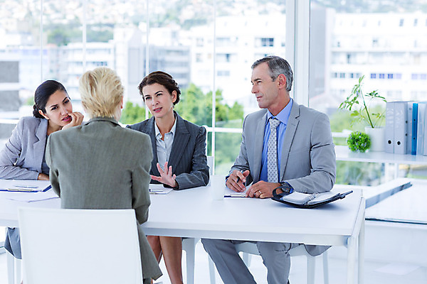 포토 JPG 해외이미지 백인 응시 여자 남자 40대 중년 50대 실내 앉기 여러명 상반신 20대 성인 사무실 턱괴기 비즈니스우먼 면접 해외202004 해외포토 서양인 시선 다수 비즈니스 모션 사람 청년 내부 직장인 파일형식