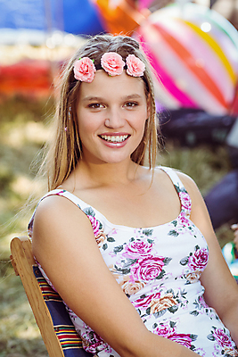 포토 JPG 해외이미지 백인 여자 행복 텐트 한명 앉기 성인 야외 햇빛 맑음 봄 캠핑 시골 캠핑장 성인여자한명만 해외202004 해외포토 서양인 1 계절 감정 모션 레저 날씨 캠핑도구 사람 태양 여자한명만 성인여자만 파일형식