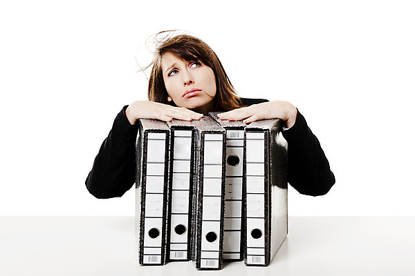 포토 JPG 해외이미지 응시 여자 비즈니스 스트레스 실내 피곤 한명 사람 앉기 상반신 앞모습 사무실 쌓기 기댐 표현 잡기 업무 비즈니스우먼 좌절 책상 흰배경 폴더 업무과다 과부하 성인여자한명만 해외202004 해외포토 1 시선 감정 뷰포인트 가구 백그라운드 컨셉 모션 내부 흰색 작업 직장인 파일 여자한명만 성인여자만 파일형식