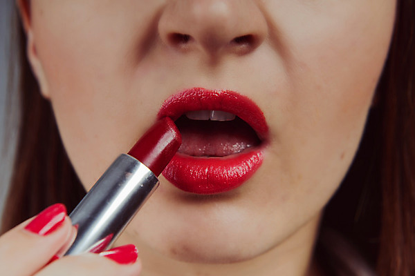 포토 JPG 해외이미지 모델 직업 여자 얼굴 분홍색 백그라운드 한명 빨간색 빛 컬러풀 유행 화장품 립스틱 흰색 붓 입 화려 고급 닫기 상품 피부 입술 만들기 립글로스 광택 고립 완벽 의료성형뷰티 스타일 신청 해외202004 관능적 해외포토 1 컬러 컨셉 모션 사람 신체부위 뷰티 파일형식