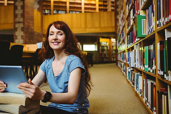 포토 JPG 해외이미지 백인 학생 여자 교육 대학생 학교 책장 실내 한명 서기 성인 책 30대 태블릿 터치 도서관 대학교 터치스크린 고등교육 해외202004 해외포토 서양인 1 가구 모션 사람 내부 장년 전자제품 스마트기기 파일형식