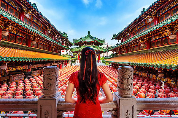 포토 JPG 해외이미지 모델 전통 드레스 옷 여자 행복 아시아 종교 문화 여행 백그라운드 불교 건축양식 새로움 매달리기 미술 한명 미소 사람 동양인 장식 빨간색 빛 컬러풀 중국 등불 램프 축하 사찰 재산 치파오 연도 대만 동쪽 많음 해외202004 해외포토 1 건축 감정 나라 컬러 컨셉 종교건축 모션 문화예술 조명 표정 인종 금융 전통의상 방향 파일형식