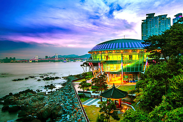 포토 JPG 해외이미지 아시아 비즈니스 건축양식 한국 파노라마 동양인 풍경 사람없음 물 금융 도시풍경 반사 도시 야간 지역 스카이라인 남쪽 해외202004 해외포토 자연요소 건축 나라 촬영기법 인종 경제 방향 파일형식