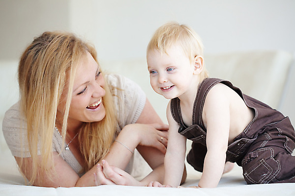 포토 JPG 해외이미지 백인 라이프스타일 딸 행복 감정 유럽 어린이 장난 가족 놀이 엄마 휴식 주택 건강 미소 사람 두명 청춘 부모 소파 금발 침실 방 육아 침대 작음 걸음마 돌봄 초보 해외202004 해외포토 서양인 헤어스타일 나라 가구 컨셉 의자 관계 모션 표정 건물 생활 크기 파일형식