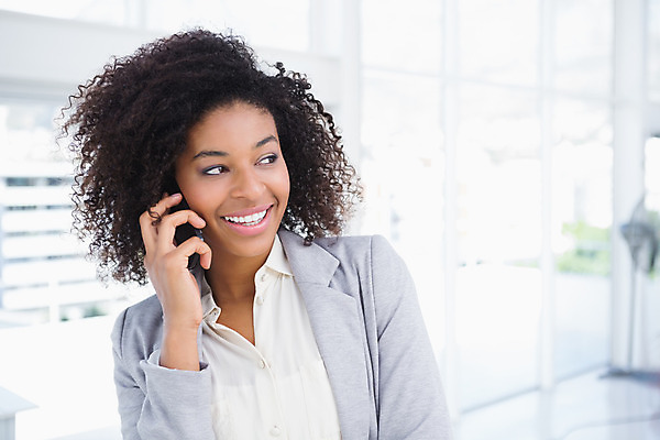 포토 JPG 해외이미지 헤어스타일 여자 행복 회사 비즈니스 무선통신 직장 실내 한명 20대 스마트폰 핸드폰 사무실 비즈니스우먼 무선전화기 스타일 해외202004 해외포토 1 감정 통신 사람 청년 내부 전자제품 스마트기기 직장인 전화기 파일형식