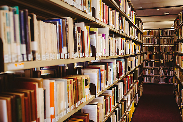 포토 JPG 해외이미지 교육 학교 책장 선반 실내 사람없음 책 스터디 정보 도서관 교과서 대학교 문학 문해 고등교육 해외202004 해외포토 가구 교재 내부 학습 파일형식
