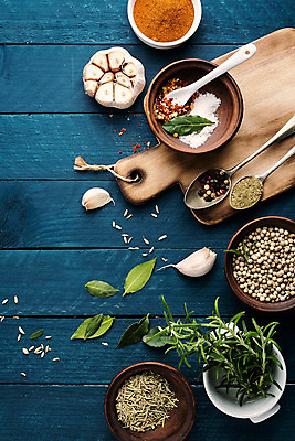 포토 JPG 해외이미지 백그라운드 잎 재료 고추 탁자 파프리카 건조 마늘 요리 동양인 사람없음 목재 빨간색 파란색 컬러풀 우주 주방 숟가락 어둠 흰색 시골 만 양념 조미료 그룹 사발 정상 가루 인도인 허브 향신료 아로마 소금 후추 카레 로즈메리 강렬 옛날 월계수 강황 해외202004 해외포토 외국인 나무 식물 음식 컬러 가구 채소 식재료 수저 인종 사기그릇 향미료 파일형식