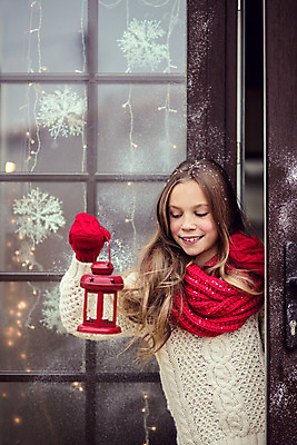 포토 JPG 해외이미지 나무 전통 옷 계절 행복 어린이 장갑 크리스마스 겨울 창문 날씨 휴가 전등 새로움 주택 따뜻함 한명 사람 야외 장식 빨간색 갈색 유행 문 추위 등불 축하 오픈 12월 연도 스웨터 초대 장면 환영 마법 노엘 해외202004 해외포토 식물 1 잡화 기념일 감정 컬러 컨셉 상의 조명 건물 날짜 파일형식