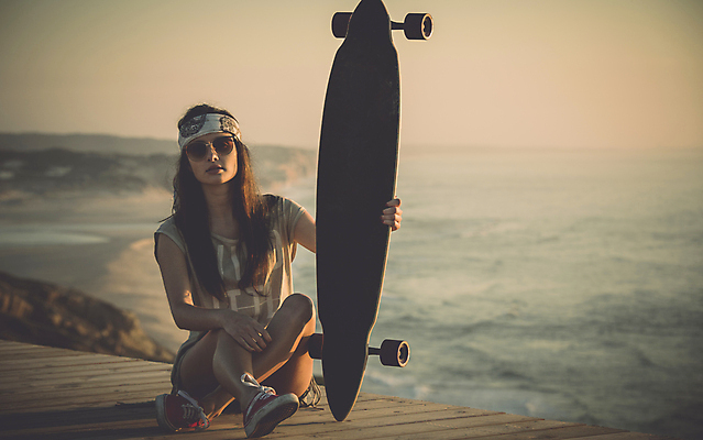 포토 JPG 해외이미지 백인 라이프스타일 여자 스포츠 휴식 거리 갈색머리 한명 앉기 20대 성인 야외 선글라스 잡기 도시 스케이트보드 스케이터 성인여자한명만 해외202004 해외포토 서양인 1 헤어스타일 안경 컨셉 모션 운동선수 사람 청년 생활 보드_스포츠 여자한명만 성인여자만 파일형식