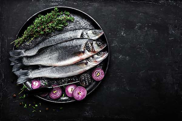 포토 JPG 해외이미지 음식 바다 백그라운드 재료 탁자 건강 어류 요리 사람없음 우주 주방 검은색 저녁식사 어둠 신선 시장 정상 지중해 해산물 날것 백리향 베이스 맛있는 해외202004 해외포토 컬러 가구 현악기 식사 수중동물 파일형식