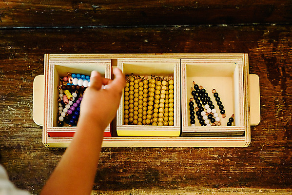 포토 JPG 해외이미지 학생 손 교육 행복 어린이 목걸이 교실 학교 상상 놀이 관리 사람없음 학습 컬러풀 유치원 수학 책상 초보 해외202004 해외포토 감정 컬러 가구 장신구 교과목 사람 신체부위 파일형식