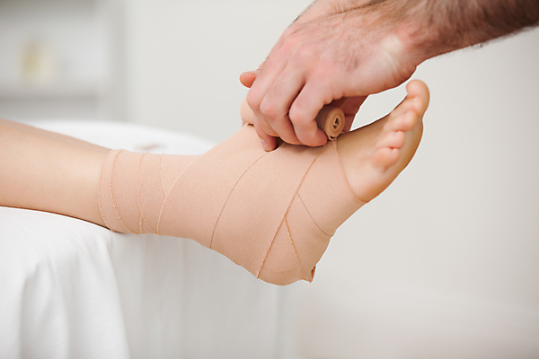 포토 JPG 해외이미지 맨발 실내 건강 관리 사람없음 약 터치 환자 의사 잡기 상처 지압 테라피 발목 거짓말 돌봄 물리치료 물리치료사 양발 정형외과 치유 트러블 의료성형뷰티 해외202004 해외포토 의학 모션 발 병원 내부 치료 뷰티 의료진 마사지 치료사 파일형식