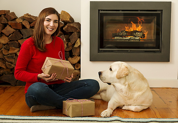 포토 JPG 해외이미지 전신 동물 백인 전통 라이프스타일 응시 계절 행복 컨셉 크리스마스 겨울 가족 주택 선물 사랑 한명 들기 사람 앉기 성인 장식 빨간색 반려동물 놀람 우정 축하 오픈 개 래브라도리트리버 벽난로 이벤트의상 성인여자한명만 해외202004 해외포토 서양인 1 시선 옷 기념일 감정 컬러 포유류 관계 모션 표정 건물 생활 친구 리트리버 여자한명만 성인여자만 파일형식
