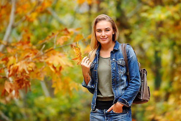 포토 JPG 해외이미지 나무 백인 모델 라이프스타일 계절 공원 여자 행복 여행 백그라운드 잎 자연 날씨 한명 미소 사람 성인 야외 햇빛 노란색 유행 걷기 맑음 기쁨 가을 잡기 숲 성인여자한명만 해외202004 해외포토 서양인 식물 1 공공시설 감정 컬러 모션 표정 생활 태양 생태계 여자한명만 성인여자만 파일형식