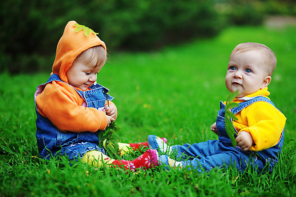 포토 JPG 해외이미지 라이프스타일 옷 공원 행복 어린이 2 가족 자연 놀이 건강 사람 앉기 야외 두명 초록색 청춘 봄 활발 기쁨 육아 가을 아기 달콤 작음 6 쌍둥이 긍정 결백 천진난만 초보 해외202004 해외포토 계절 공공시설 감정 컬러 컨셉 관계 모션 생활 숫자 맛 크기 생태계 파일형식