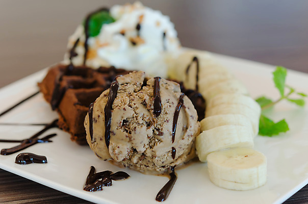 포토 JPG 해외이미지 음식 아이스크림 디저트 바나나 사람없음 컬러풀 갈색 초콜릿 흰색 달콤 크림 토핑 시럽 와플 페스츄리 해외202004 해외포토 빵 컬러 과일 맛 파일형식