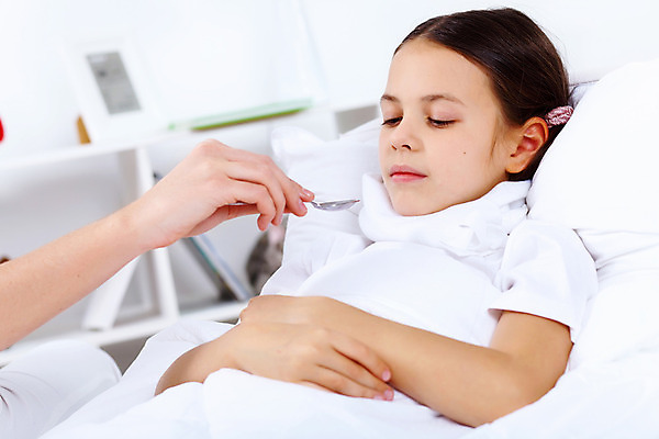 포토 JPG 해외이미지 백인 손 여자 딸 어린이 휴식 실내 건강 한명 사람 상반신 옆모습 눕기 약 숟가락 침실 환자 열 질병 간호 돌봄 인플루엔자 의료성형뷰티 소녀한명만 해외202004 해외포토 서양인 1 뷰포인트 컨셉 의학 가족 모션 수저 내부 신체부위 바이러스 여자한명만 소녀만 파일형식