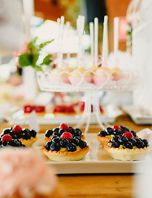 포토 JPG 해외이미지 접시 탁자 디저트 실내 사람없음 빵집 달콤 소프트포커스 타르트 해외202004 해외포토 식기 음식 빵 가구 촬영기법 내부 상점 맛 파이_빵 파일형식