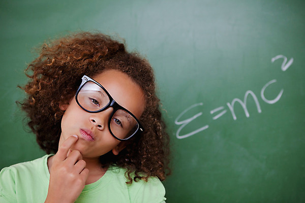 포토 JPG 해외이미지 백인 학생 여학생 여자 교육 안경 어린이 교실 학교 실내 한명 학습 칠판 수학 분필 소녀한명만 해외202004 해외포토 서양인 1 잡화 교과목 사람 내부 초크 여자한명만 소녀만 파일형식