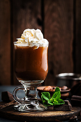 포토 JPG 해외이미지 커피 음료 음식 백그라운드 유리 탁자 아이스크림 디저트 사람없음 컵 갈색 초콜릿 거품 흰색 액체 달콤 설탕 메뉴 코코아 라떼 바닐라 카카오 맛있는 해외202004 해외포토 식기 컬러 가구 재질 맛 파일형식