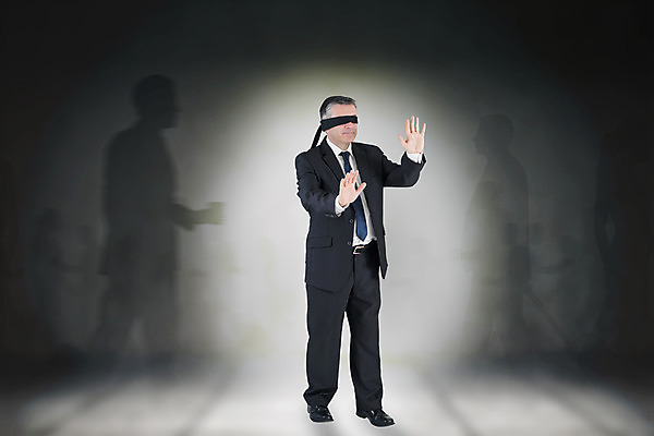 포토 JPG 해외이미지 백인 직업 남자 벽 중년 50대 비즈니스 그림자 한명 정장 컴퓨터그래픽 걷기 디지털 방 회색 비즈니스맨 단계 시각장애인 스타일 해외202004 약함 해외포토 서양인 1 옷 컬러 컨셉 모션 사람 성인 그래픽 직장인 장애인 파일형식