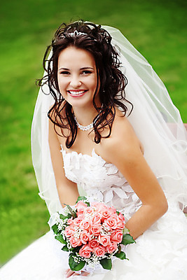 포토 JPG 해외이미지 주간 공원 여자 신부 결혼 결혼식 한명 웃음 성인 야외 옆모습 성인여자한명만 해외202004 해외포토 자연요소 1 공공시설 뷰포인트 표정 사람 이벤트 여자한명만 성인여자만 파일형식