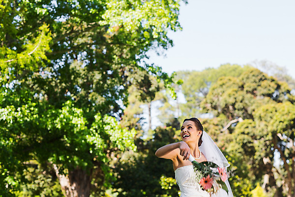 포토 JPG 해외이미지 주간 공원 여자 신부 결혼 결혼식 한명 서기 20대 성인 야외 옆모습 던지기 성인여자한명만 해외202004 해외포토 자연요소 1 공공시설 뷰포인트 모션 사람 이벤트 청년 여자한명만 성인여자만 파일형식