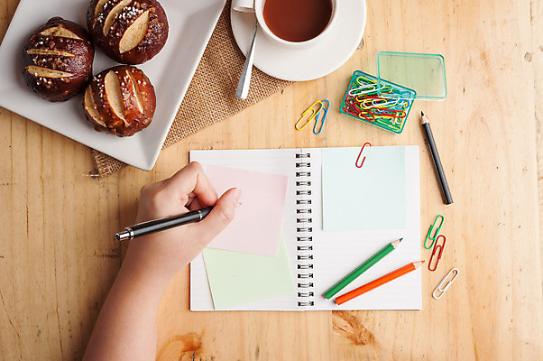 포토 JPG 해외이미지 손 종이 커피 백그라운드 아이디어 신체부위 연필 펜 다이어리 공책 공백 잡기 작업 클립 페이지 브레첼 해외202004 해외포토 음료 컨셉 모션 문구용품 학용품 디저트 사람 필기구 사무용품 파일형식