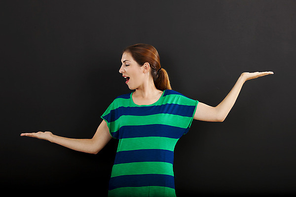 포토 JPG 해외이미지 백인 1 응시 여자 행복 무기 백그라운드 컨셉 비즈니스 탁자 관리 한명 옆모습 검은색 칠판 전시 표현 잡기 오픈 자신감 비교 긍정 쇼 보여주기 석판 카피스페이스 해외202004 해외포토 서양인 시선 감정 뷰포인트 컬러 가구 모션 사람 공백 파일형식